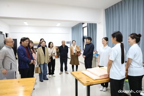 5参观仿真幼儿园，深入了解该校幼儿保育专业建设情况