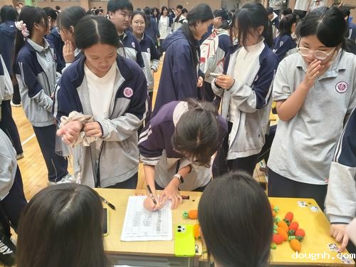 2.人头攒动，同学们踊跃报名