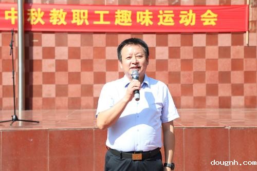 2学校党委书记周卫红宣布开幕