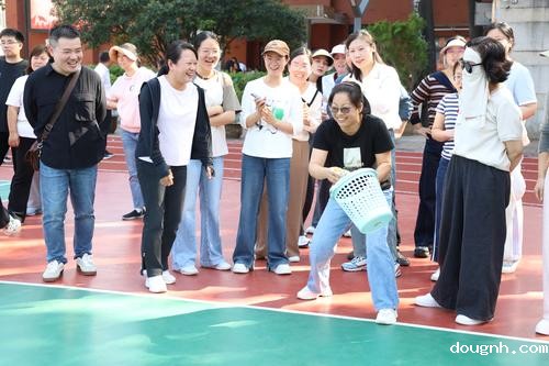 4投沙包笑声连连