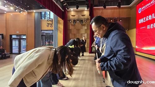 4青年教师向指导教师行拜师礼并合影留念