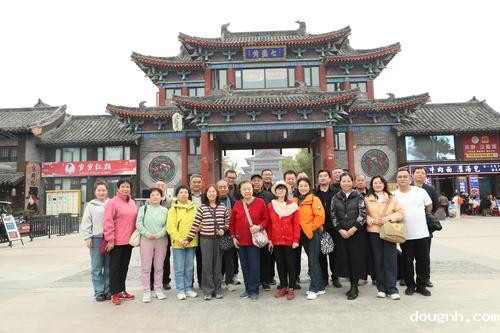 118新利app离退休教师赴开封开展参观考察活动